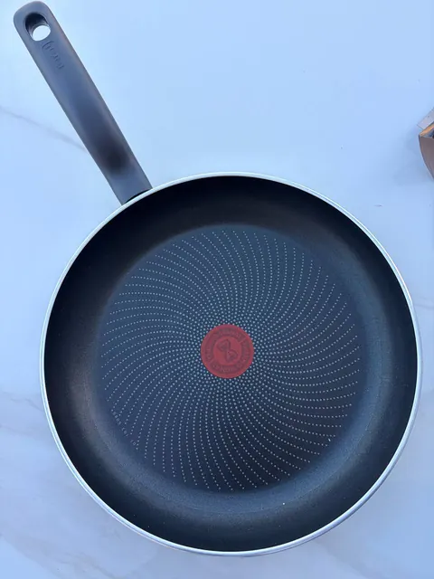 Сковорода Tefal з кришкою, 28 см